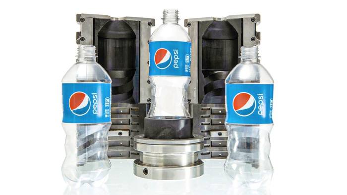 PepsiCo با پرینت سه بعدی درج ها (در تصویر در پشت نشان داده شده) برای دستگاه های قالب دمنده خود در زمان و هزینه صرفه جویی کرد.