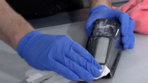 در حال انجام سنباده‌زنی و پولیش