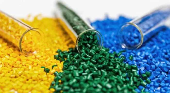 گرانول ها در مرحله بعدی با افزودنی های مختلف مخلوط می شوند