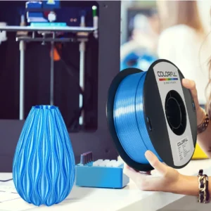 (نمایش فیلامنت پرینتر سه بعدی آبی رنگ برند Colorful در کنار یک گلدان آبی رنگ ساخته به کمک پرینتر سه بعدی)