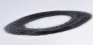 پودر فلزی مورد استفاده در فرایند DED، بهعنوان ماده اولیه از طریق نازل تغذیه شده و توسط منبع انرژی ذوب میشود تا لایهلایه روی سطح قطعه رسوب کند.