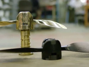 نمونه اولیه یک پروانه که با پرینتر سه‌بعدی UltiMaker چاپ شده، در کنار نسخه نهایی تولیدشده قرار گرفته است.