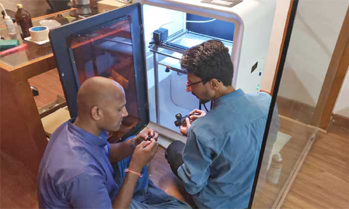 دو مهندس قطعات پرینت شده سه بعدی را تست می کنند