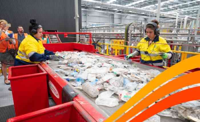 کارگران بازیافت زباله را با دست دسته بندی می کنند