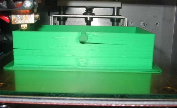 اگر سرعت چاپ شما بیش از حد بالا باشد و اکستروژن تحت تأثیر قرار گیرد ، لایه لایه شدن رخ می‌دهد.